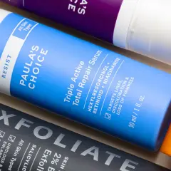 Hudvårdsprodukter med retinol och vitamin c. Paula's Choice serum och fuktkräm för en strålande hud.