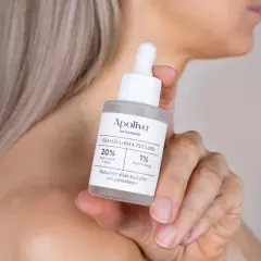 En hand håller en flaska med Apoliva PHA+AHA+BHA Peeling, perfekt för att behandla **peeling ansikte torr hy**.