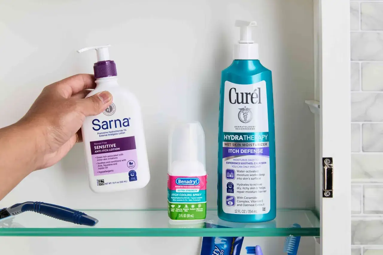 Produkter f&ouml;r kl&aring;da utan synliga utslag: Sarna, Benadryl och Cur&eacute;l.