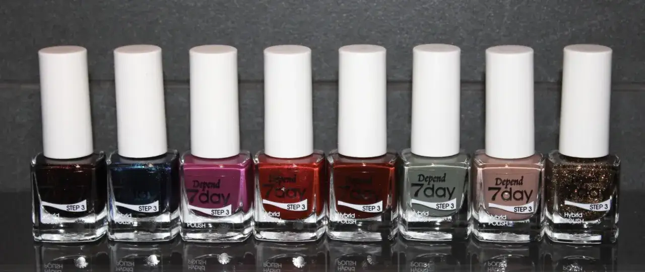 Rad med &aring;tta olika f&auml;rger av Depend 7day hybrid nagellack, fr&aring;n m&ouml;rkt vinr&ouml;tt till glittrigt guld.