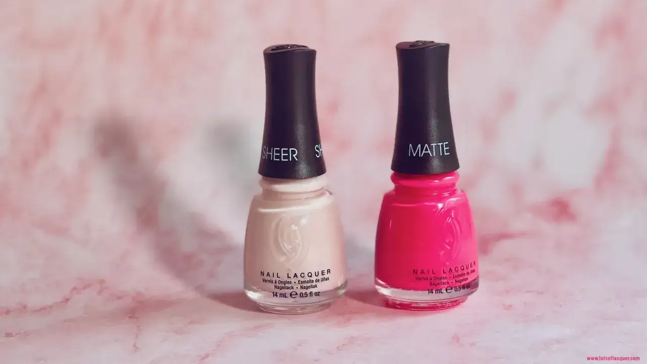 Två flaskor nagellack från China Glaze, en ljusrosa och en knallrosa, står på en rosa bakgrund.