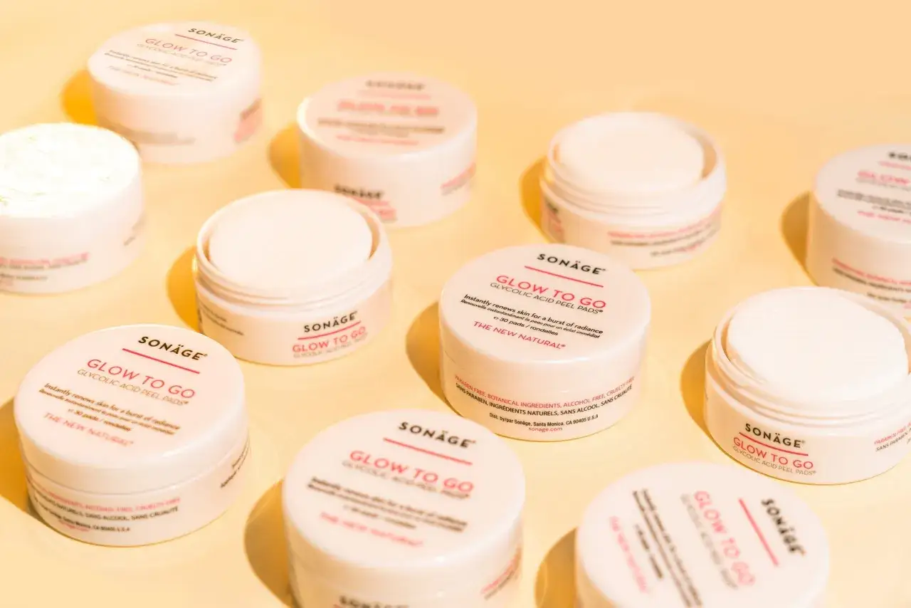 Flera burkar med Son&auml;ge Glow to Go Glykolsyra Peel Pads, en del av hudv&aring;rd f&ouml;r en str&aring;lande hud.